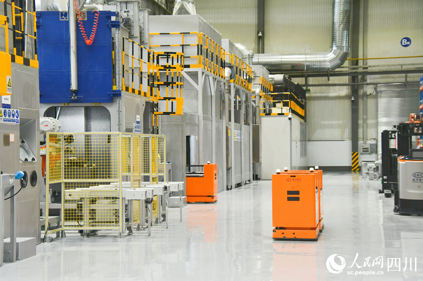 海内首个燃机智慧制造基地高温透平叶片喷涂数字化产线
。人民网 赵祖乐摄