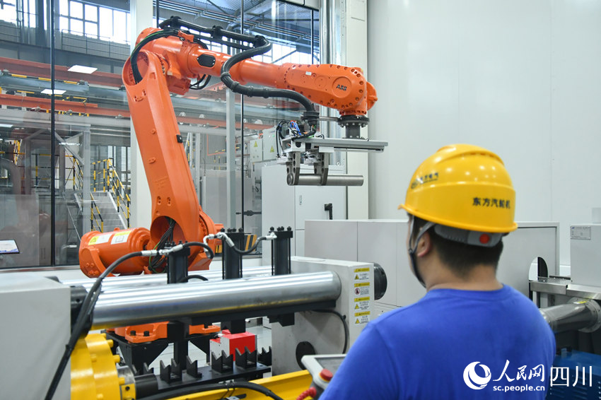 海内首个燃机智慧制造基地高温透平叶片精铸数字化产线
。人民网 赵祖乐摄