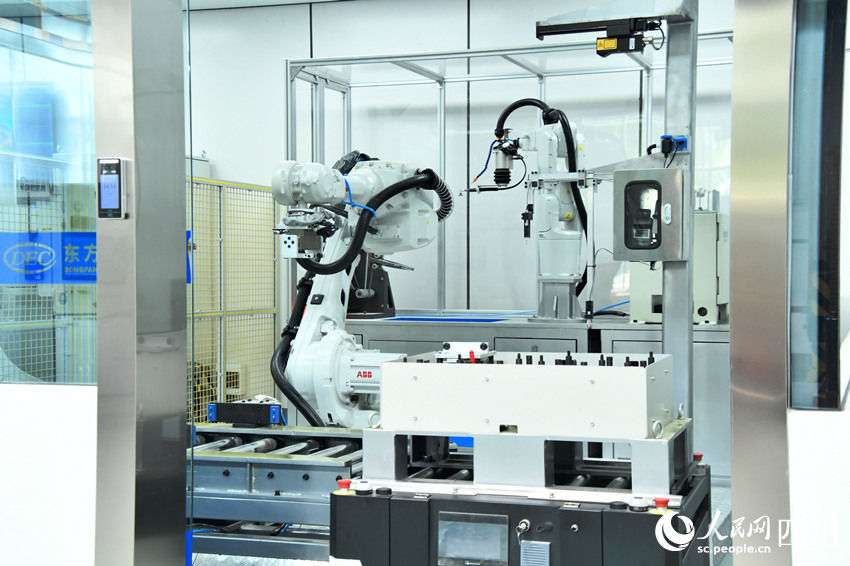 海内首个燃机智慧制造基地高温透平叶片喷涂数字化产线
。人民网 赵祖乐摄