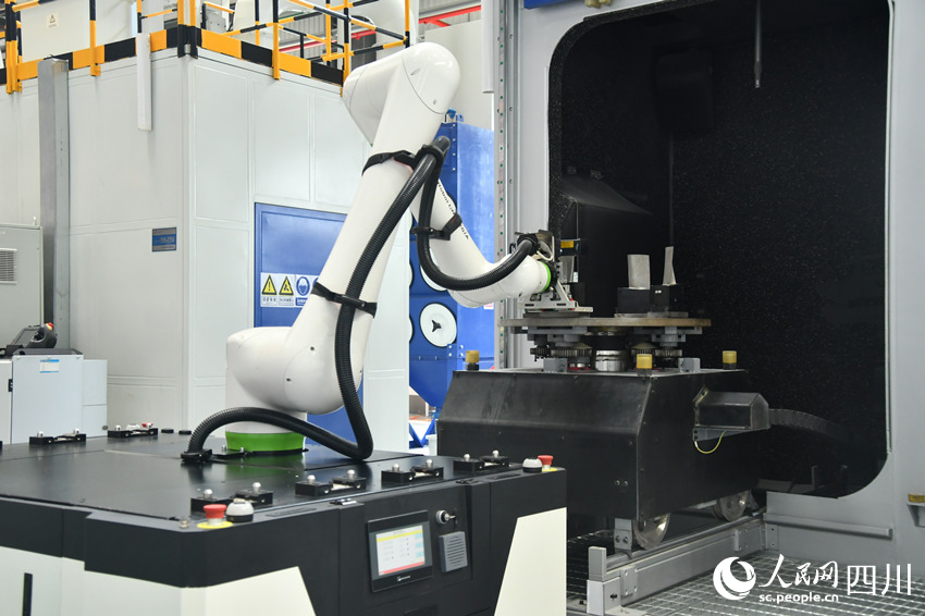 海内首个燃机智慧制造基地高温透平叶片喷涂数字化产线
。人民网 赵祖乐摄